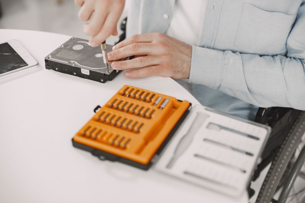 硬碟摔到後別急著拆硬碟，重要資料可優先考慮找資料救援團隊處理