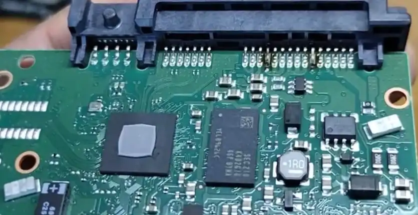 TVS 二極體有明顯的燒焦痕跡