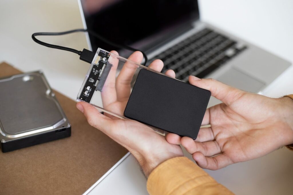 硬碟不轉時請不要通電測試,容易造成磁碟盤刮傷,增加資料救援風險