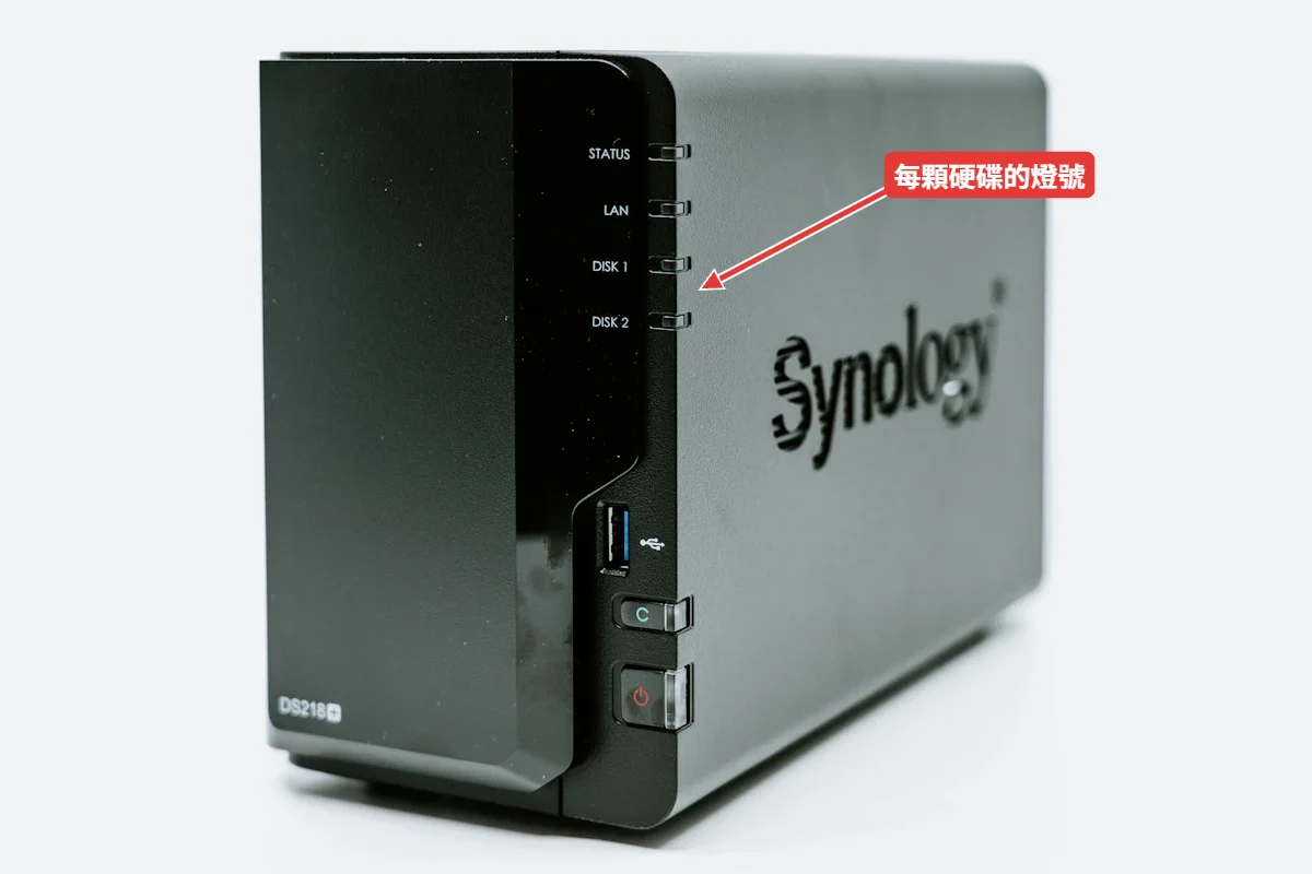 桌上的兩槽 NAS 儲存設備