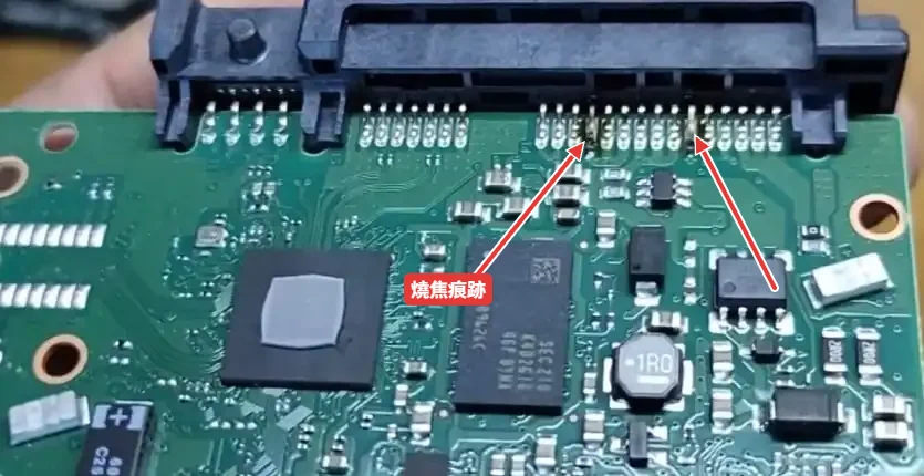 硬碟電路板上 TVS 二極體的燒焦痕跡
